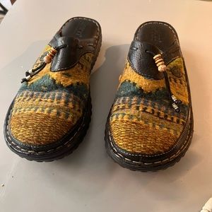 Born wool aztec  clogs 9